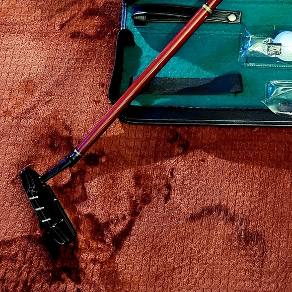 New Indoor Executive Golf Putter Set Travel Kit in Carry Case Wooden Cup 2 Balls - Picture 3 of 4